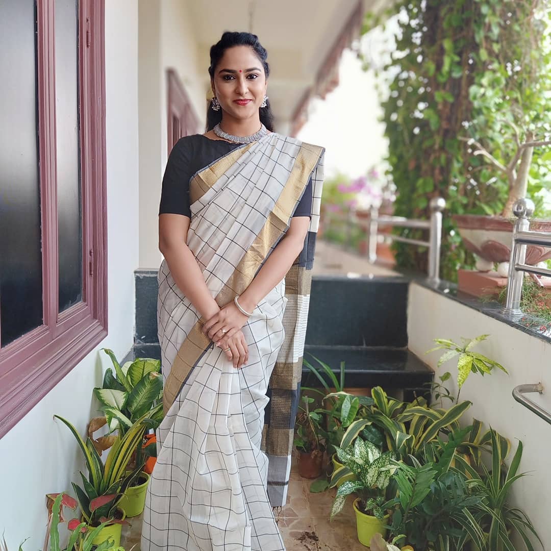 Zee Telugu Tv Anchor Kasi Annapurna In White Saree Blouse